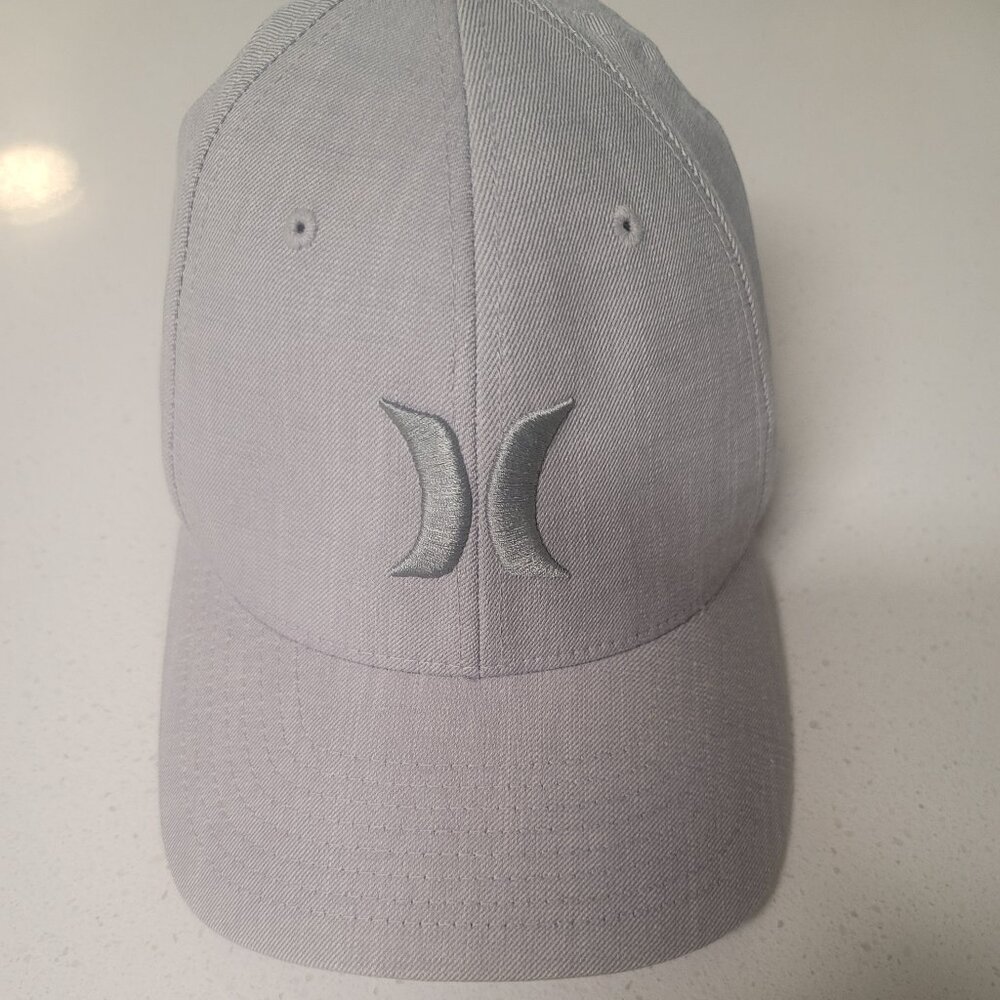 Hurley FlexFit Embroidered Logo Gray Cap Hat Size S/M Pre-Owned Excellent